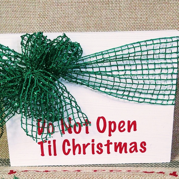 HANDCRAFTED TIERED TRAY DECOR/MINI WOOD SIGN/DO NOT OPEN TIL CHRISTMAS GIFT SIGN - Picture 1 of 2